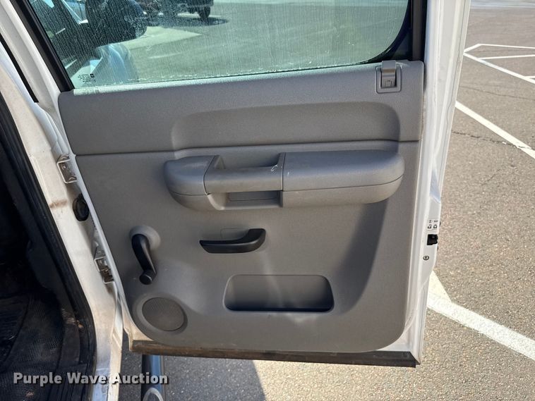 image for item ES5563 2010 Chevrolet Silverado 2500 Crew Cab pickup truck