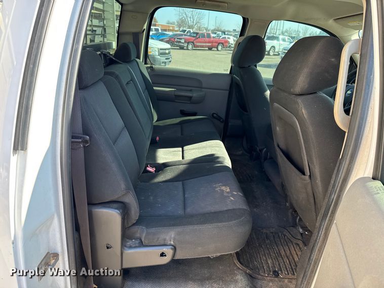 image for item ES5563 2010 Chevrolet Silverado 2500 Crew Cab pickup truck