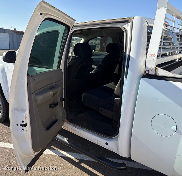 image for item ES5563 2010 Chevrolet Silverado 2500 Crew Cab pickup truck