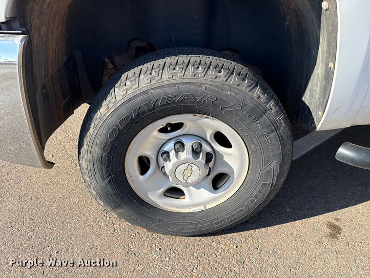 image for item ES5563 2010 Chevrolet Silverado 2500 Crew Cab pickup truck