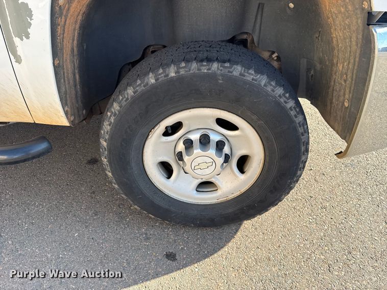 image for item ES5563 2010 Chevrolet Silverado 2500 Crew Cab pickup truck