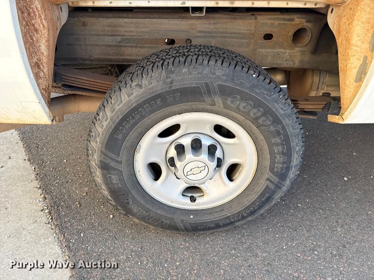 image for item ES5563 2010 Chevrolet Silverado 2500 Crew Cab pickup truck