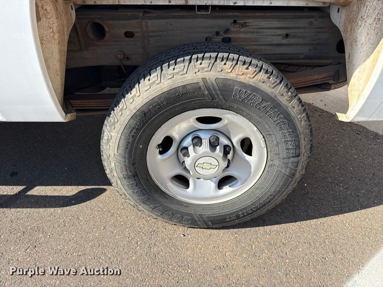 image for item ES5563 2010 Chevrolet Silverado 2500 Crew Cab pickup truck