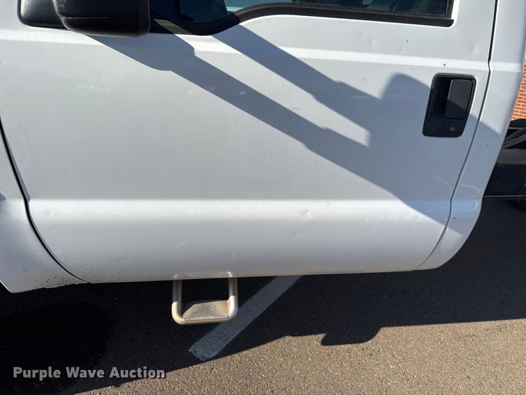 image for item ES5566 2014 Ford F350 Super Duty XL truck cab and chassis