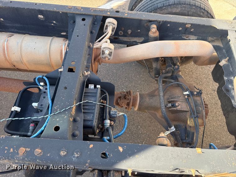 image for item ES5566 2014 Ford F350 Super Duty XL truck cab and chassis