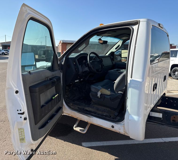 image for item ES5566 2014 Ford F350 Super Duty XL truck cab and chassis