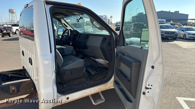 image for item ES5566 2014 Ford F350 Super Duty XL truck cab and chassis