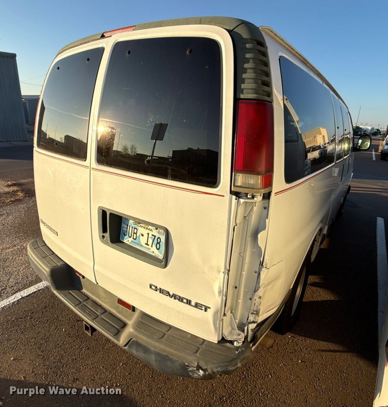 image for item ES5572 2001 Chevrolet Express 1500 van