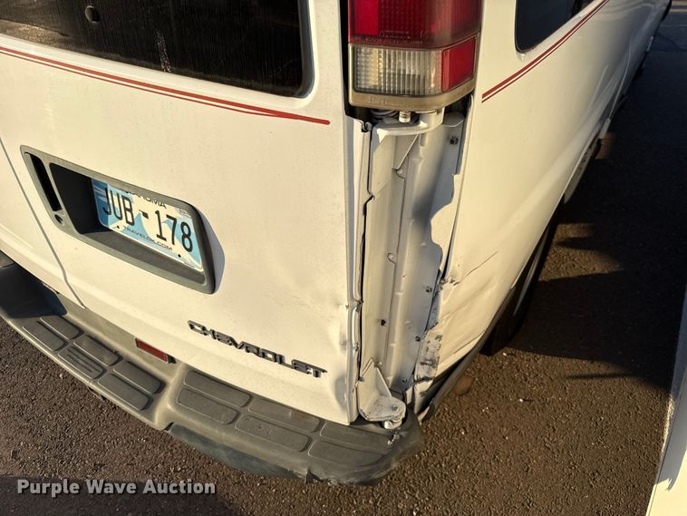 image for item ES5572 2001 Chevrolet Express 1500 van