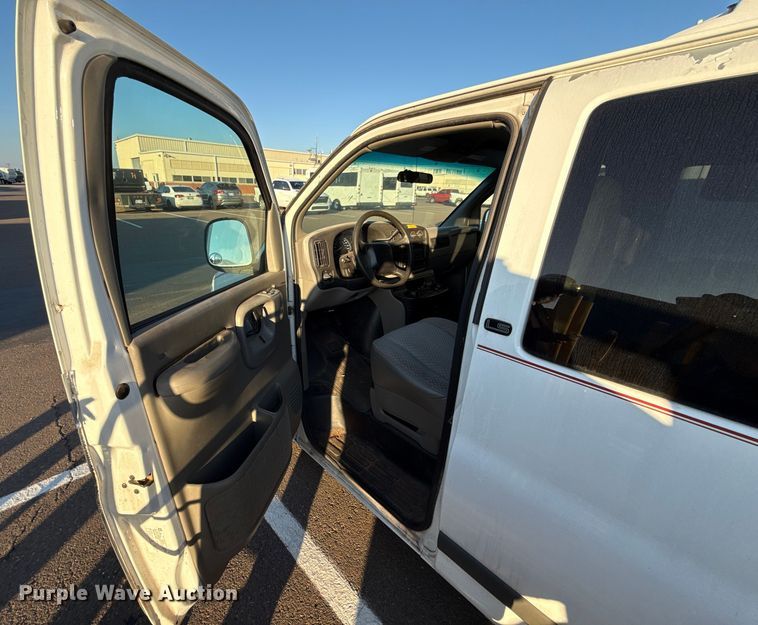 image for item ES5572 2001 Chevrolet Express 1500 van