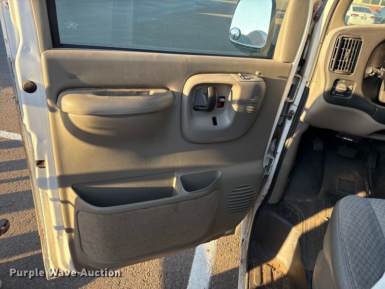 image for item ES5572 2001 Chevrolet Express 1500 van