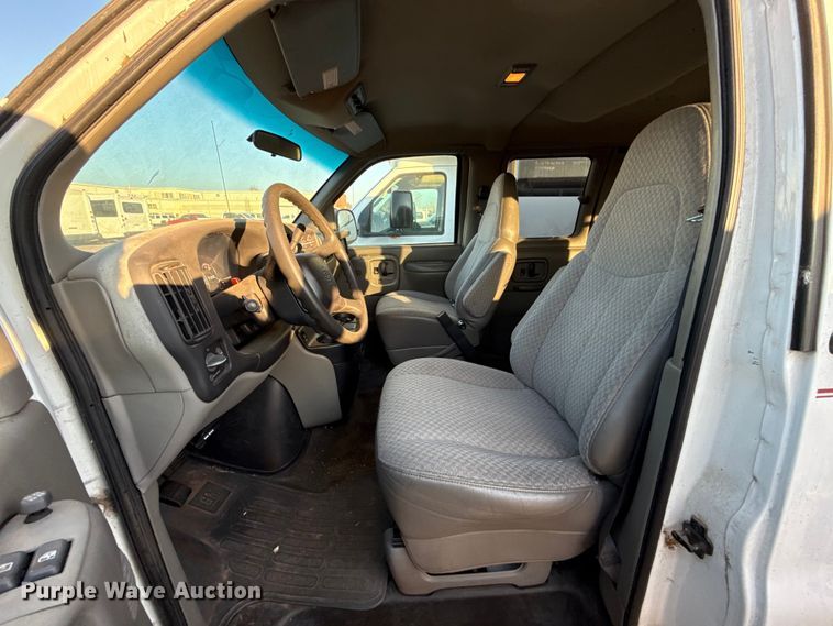 image for item ES5572 2001 Chevrolet Express 1500 van