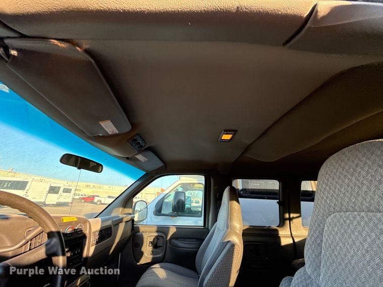 image for item ES5572 2001 Chevrolet Express 1500 van