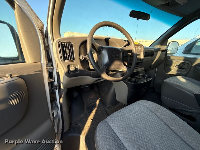 image for item ES5572 2001 Chevrolet Express 1500 van