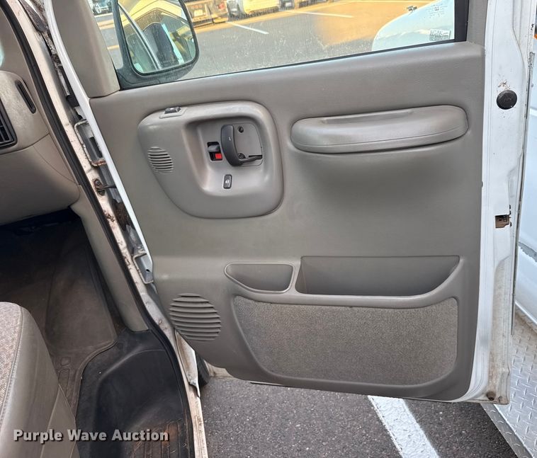 image for item ES5572 2001 Chevrolet Express 1500 van