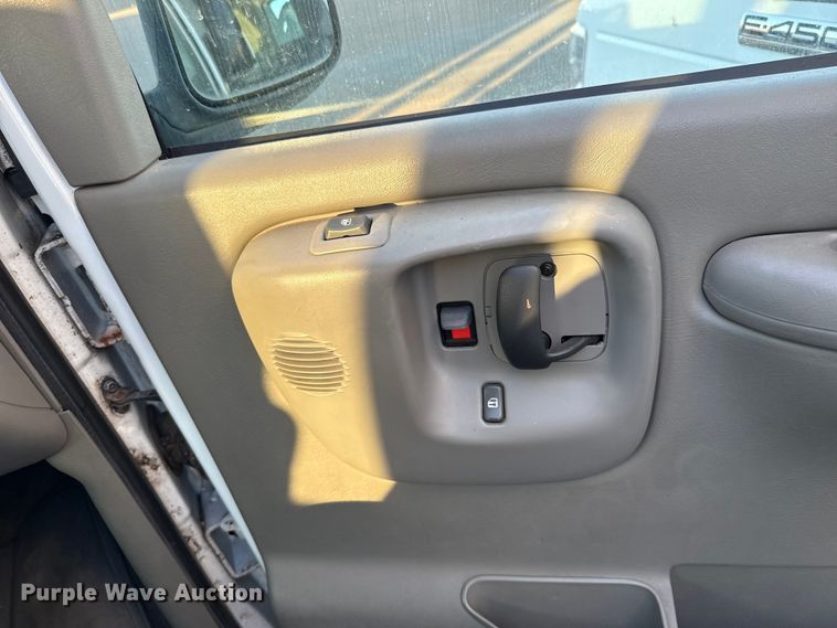 image for item ES5572 2001 Chevrolet Express 1500 van