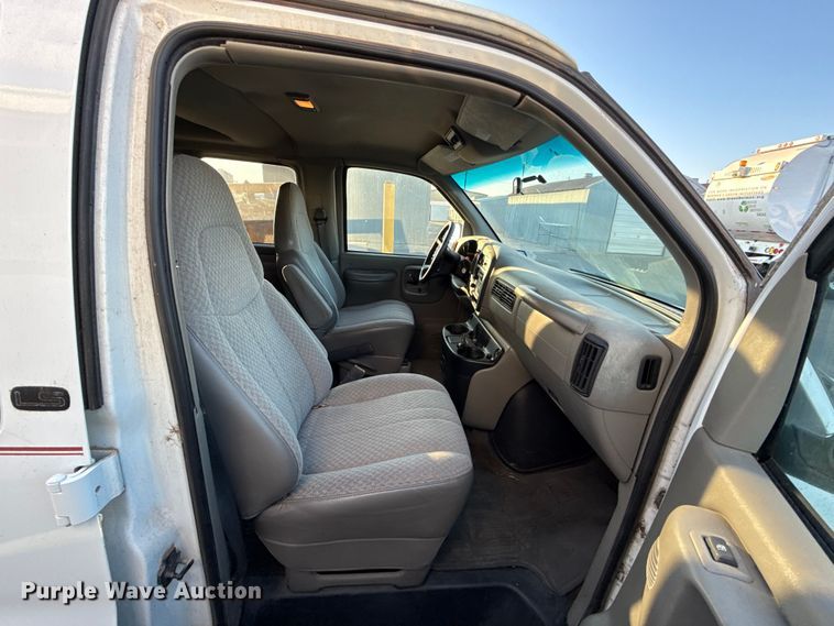 image for item ES5572 2001 Chevrolet Express 1500 van
