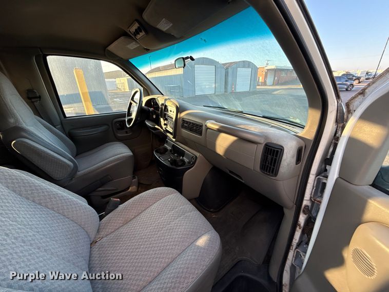 image for item ES5572 2001 Chevrolet Express 1500 van