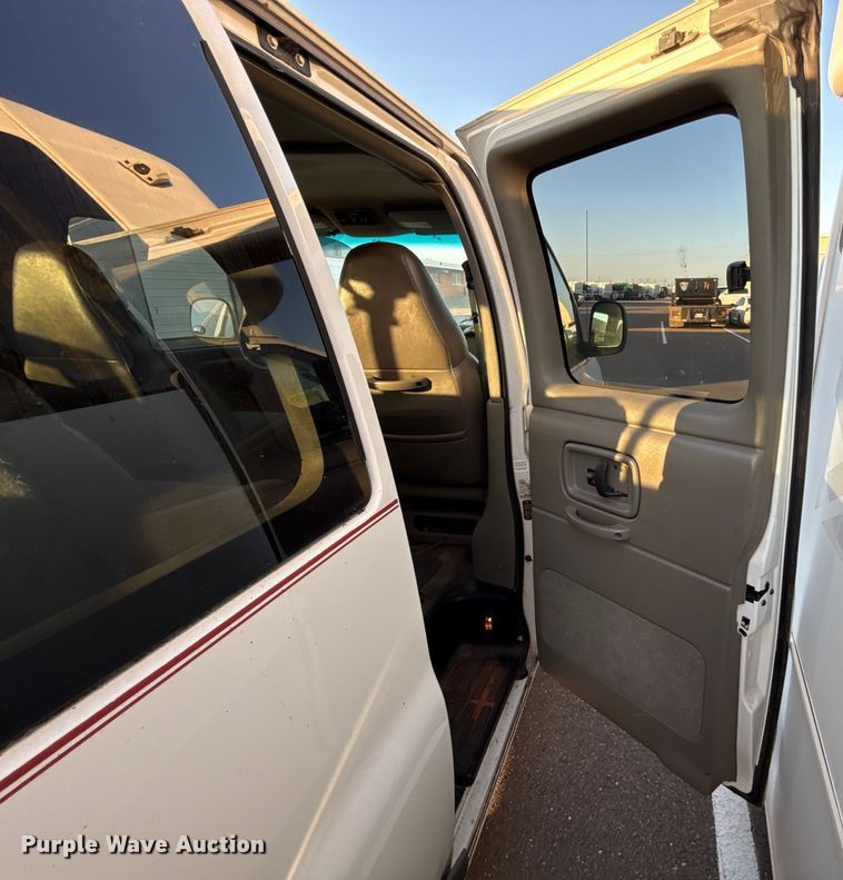 image for item ES5572 2001 Chevrolet Express 1500 van