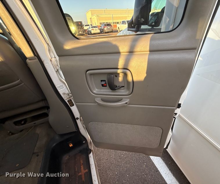 image for item ES5572 2001 Chevrolet Express 1500 van