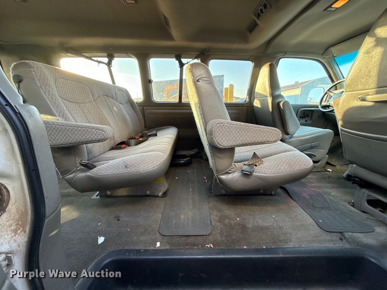 image for item ES5572 2001 Chevrolet Express 1500 van