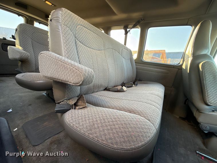 image for item ES5572 2001 Chevrolet Express 1500 van