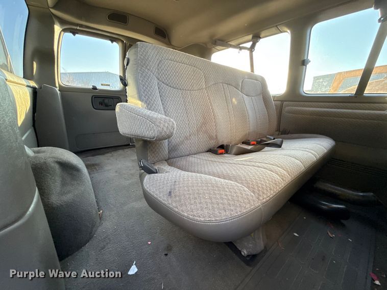 image for item ES5572 2001 Chevrolet Express 1500 van