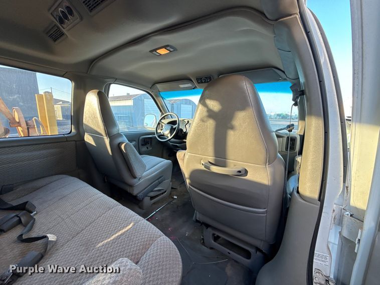image for item ES5572 2001 Chevrolet Express 1500 van