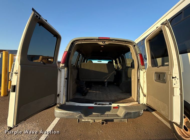 image for item ES5572 2001 Chevrolet Express 1500 van