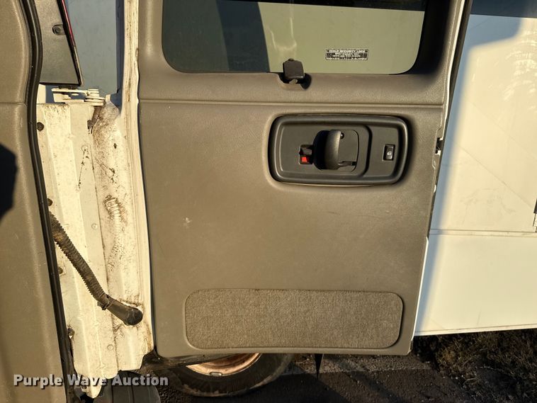 image for item ES5572 2001 Chevrolet Express 1500 van