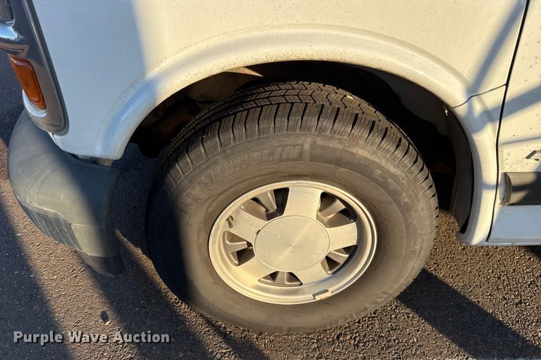 image for item ES5572 2001 Chevrolet Express 1500 van