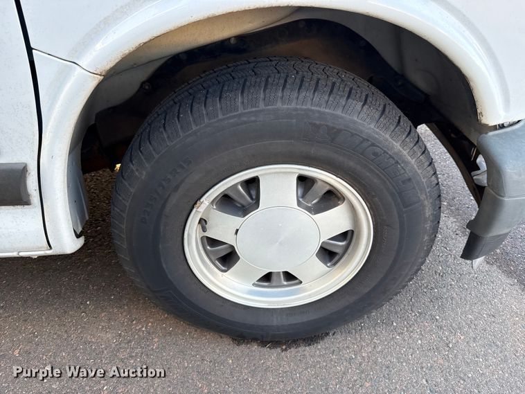 image for item ES5572 2001 Chevrolet Express 1500 van