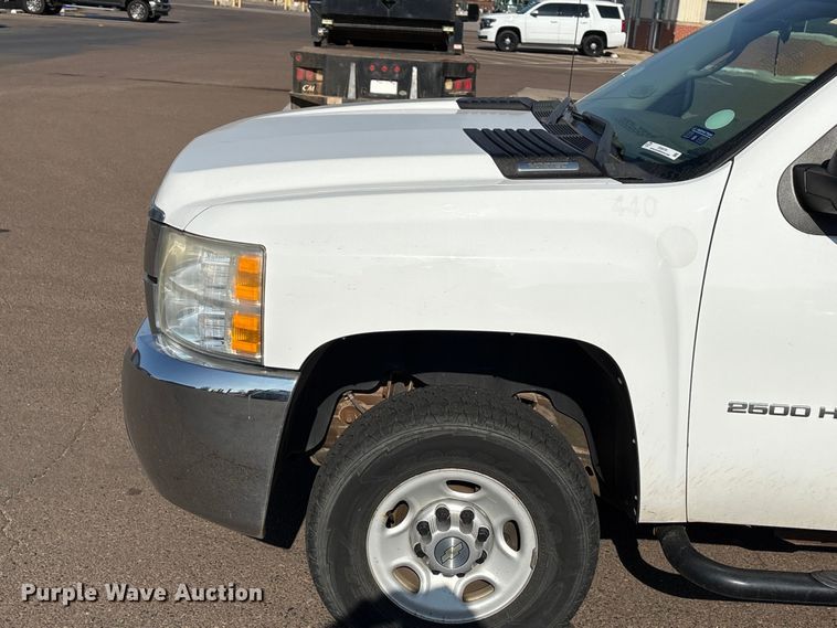 image for item ES5578 2010 Chevrolet Silverado 2500 Crew Cab pickup truck