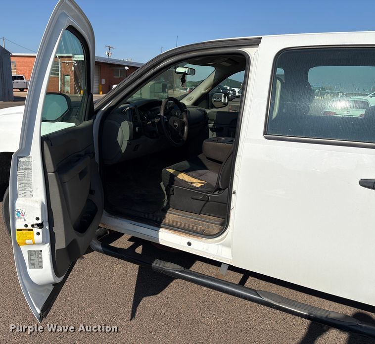 image for item ES5578 2010 Chevrolet Silverado 2500 Crew Cab pickup truck