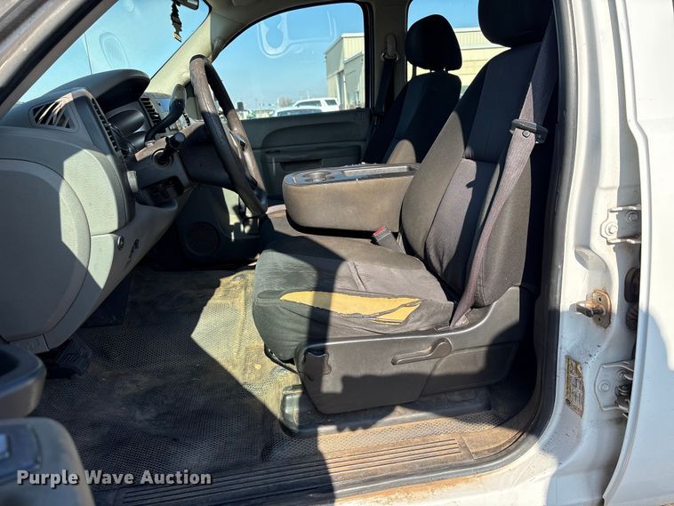 image for item ES5578 2010 Chevrolet Silverado 2500 Crew Cab pickup truck