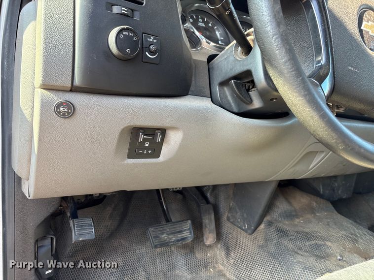 image for item ES5578 2010 Chevrolet Silverado 2500 Crew Cab pickup truck