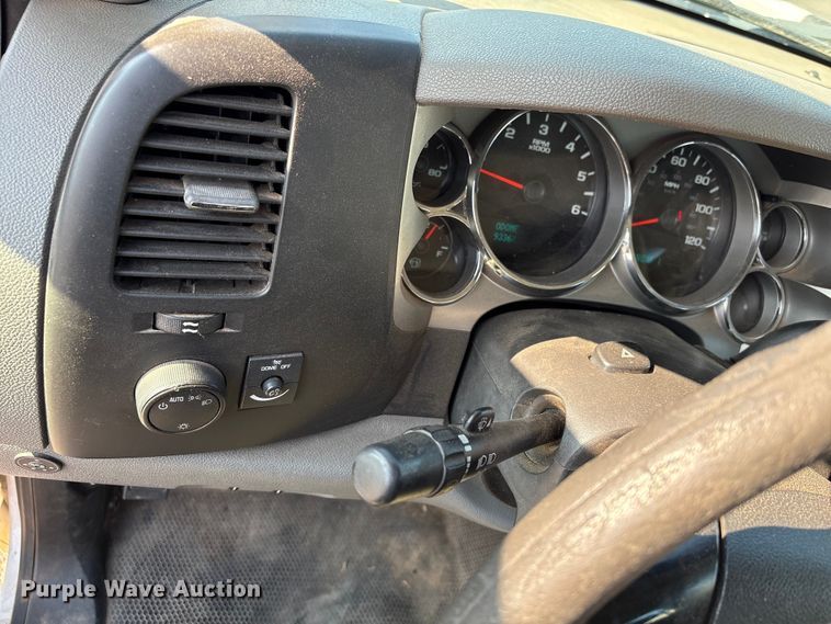 image for item ES5578 2010 Chevrolet Silverado 2500 Crew Cab pickup truck