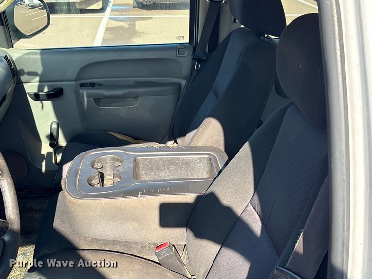 image for item ES5578 2010 Chevrolet Silverado 2500 Crew Cab pickup truck