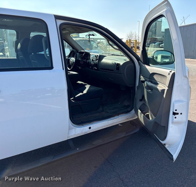 image for item ES5578 2010 Chevrolet Silverado 2500 Crew Cab pickup truck