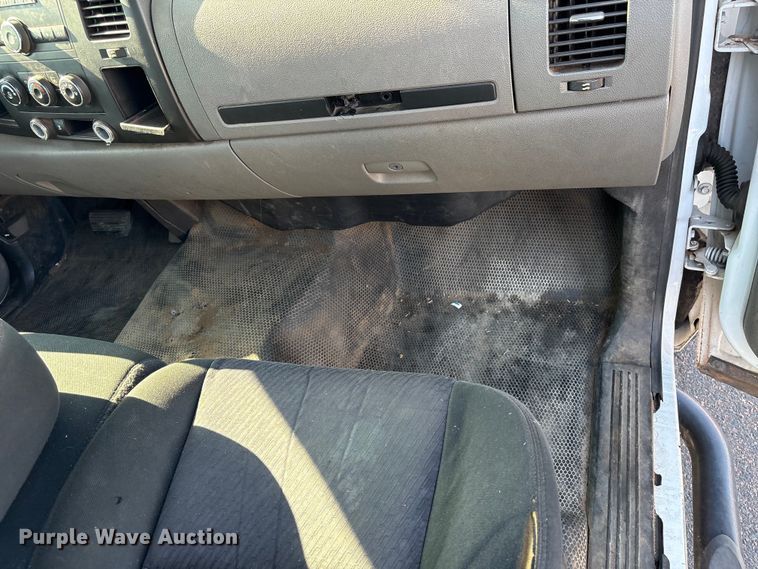 image for item ES5578 2010 Chevrolet Silverado 2500 Crew Cab pickup truck