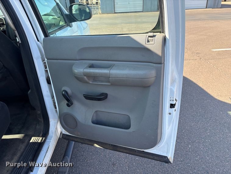 image for item ES5578 2010 Chevrolet Silverado 2500 Crew Cab pickup truck