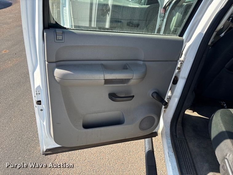 image for item ES5578 2010 Chevrolet Silverado 2500 Crew Cab pickup truck