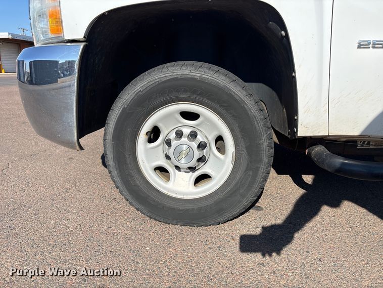 image for item ES5578 2010 Chevrolet Silverado 2500 Crew Cab pickup truck