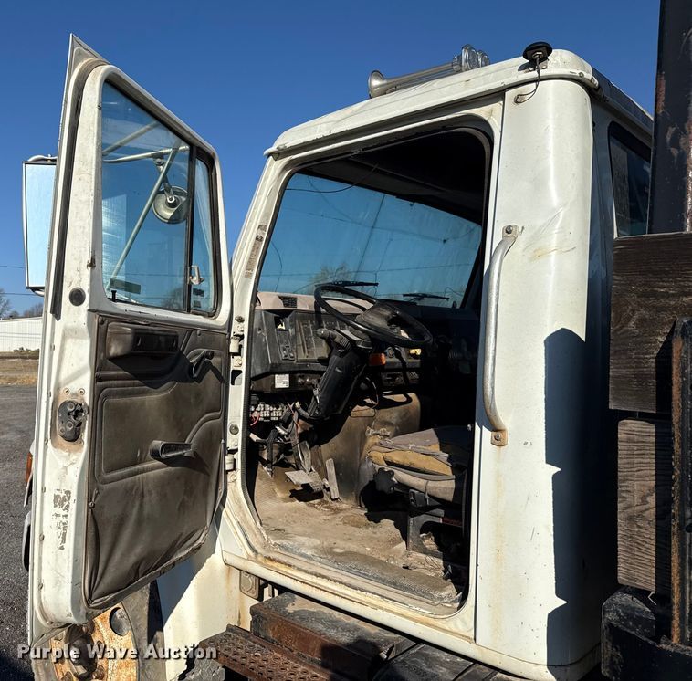 image for item ES5607 1997 International 4900 dump flatbed truck