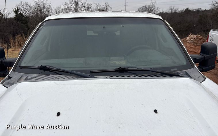 image for item ET1008 2011 Ford F250 Super Duty Crew Cab pickup truck