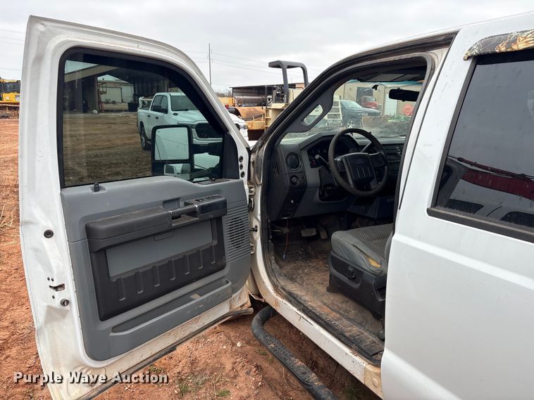 image for item ET1008 2011 Ford F250 Super Duty Crew Cab pickup truck