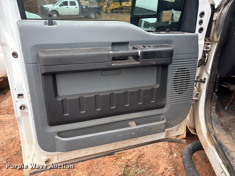 image for item ET1008 2011 Ford F250 Super Duty Crew Cab pickup truck