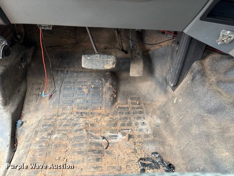 image for item ET1008 2011 Ford F250 Super Duty Crew Cab pickup truck