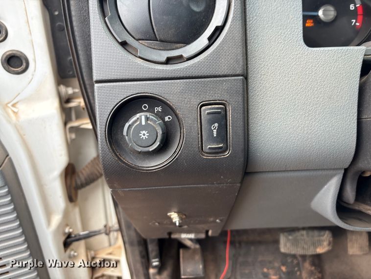 image for item ET1008 2011 Ford F250 Super Duty Crew Cab pickup truck