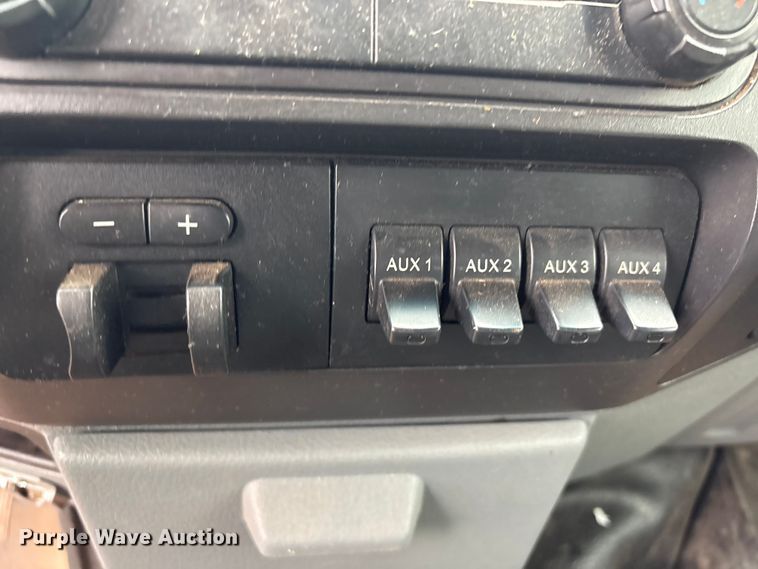 image for item ET1008 2011 Ford F250 Super Duty Crew Cab pickup truck